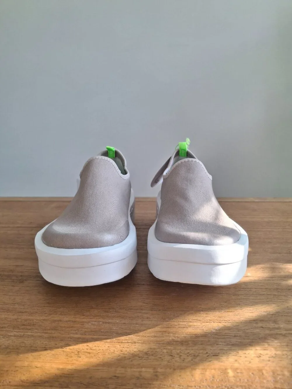 (New) OOFOS – OOmega eeZee Low Recovery Shoes (Nomad/White) – Women's 8